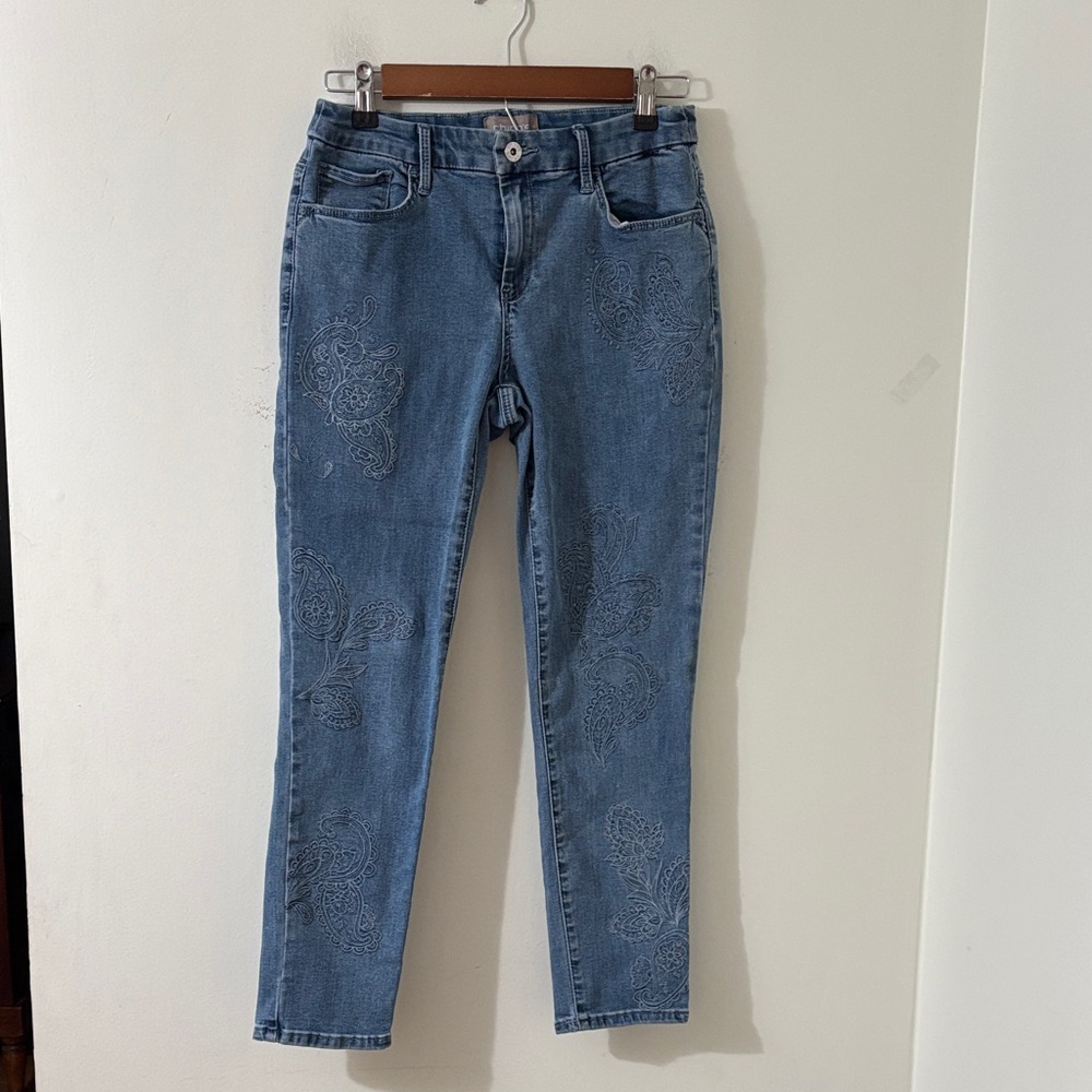 Chico’s Embroidered Front Legs Ankle Jeans Size 00